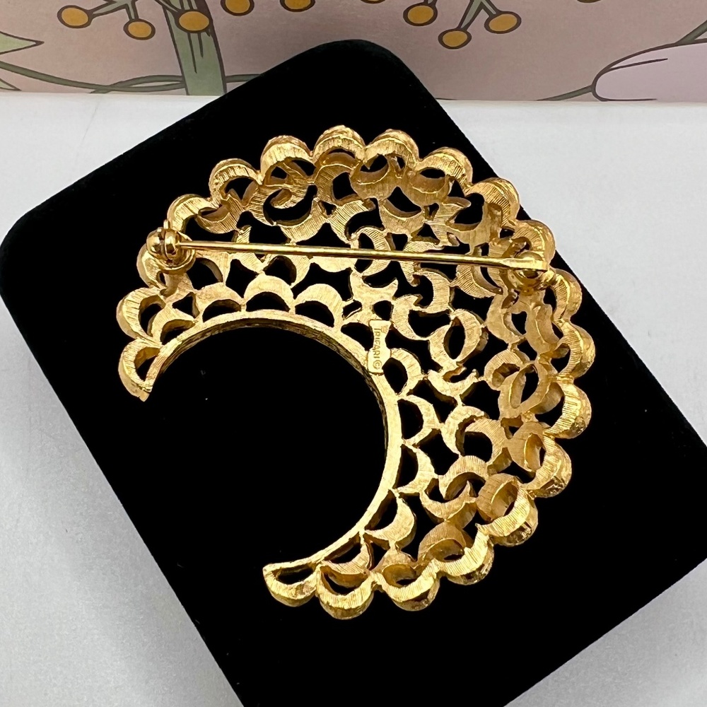 Crown Trifari Textured Crescent Brooch - Picture 4 of 5